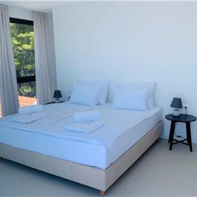9 Bedroom Villa with Heated Infinity Pool in Brela. Sleeps 18
